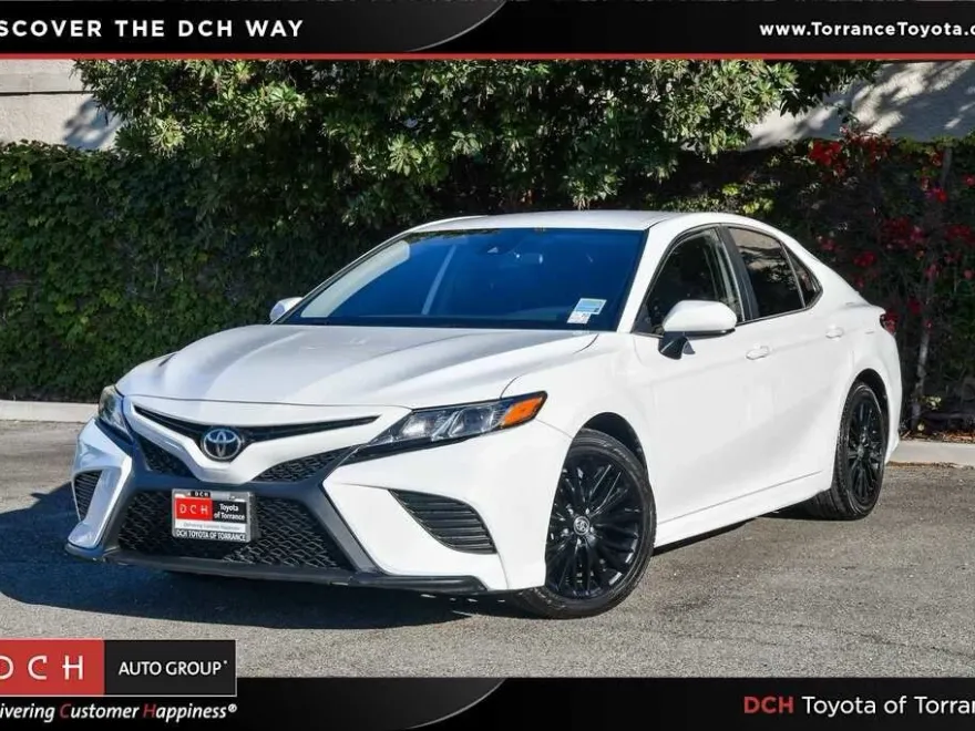 2020 Toyota Camry SE photo 1