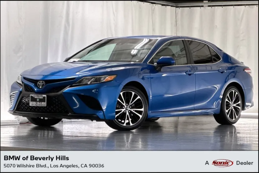 2020 Toyota Camry SE photo 1