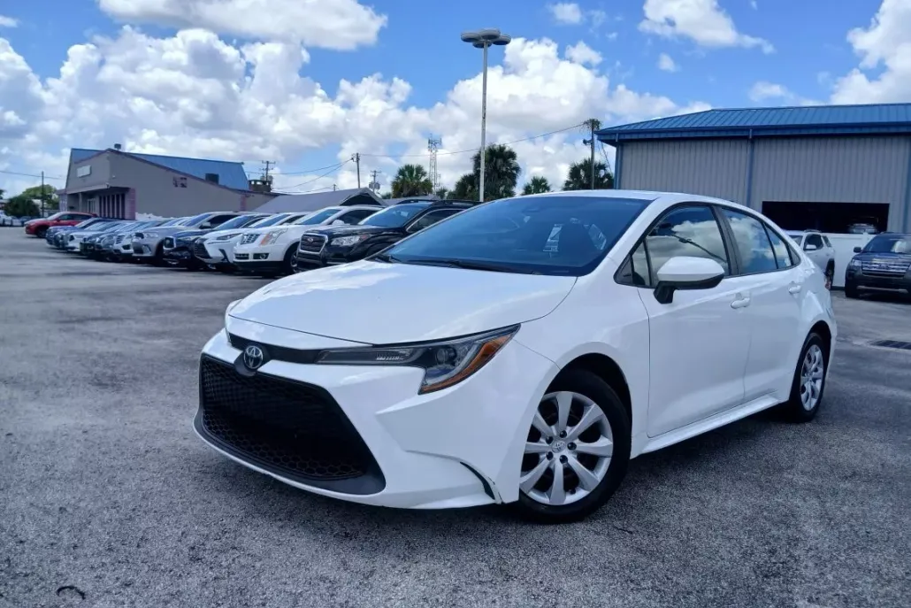 2021 Toyota Corolla LE photo 1