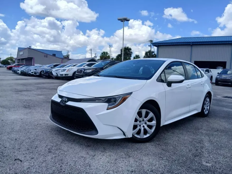 2021 Toyota Corolla LE photo 1