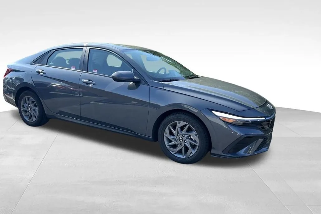 2024 Hyundai Elantra SEL photo 1
