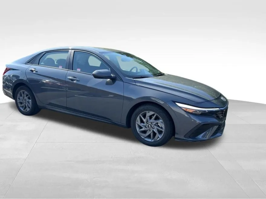 2024 Hyundai Elantra SEL photo 1