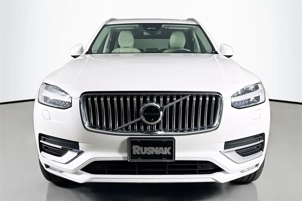 2023 Volvo XC90 B5 Plus photo 1