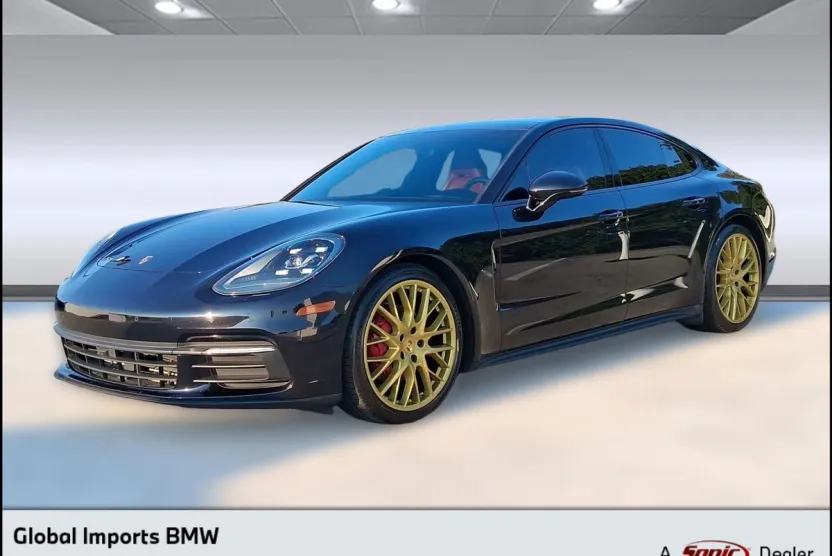 2018 Porsche Panamera Base 4 photo 1