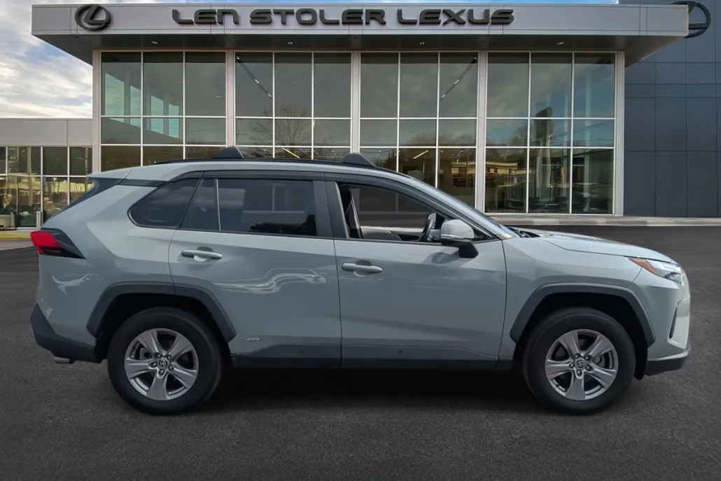 2022 Toyota RAV4 Hybrid XLE photo 1