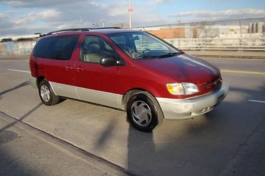 1999 Toyota Sienna XLE photo 1