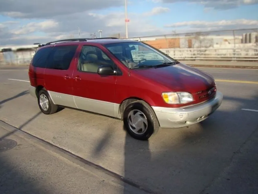 1999 Toyota Sienna XLE photo 1
