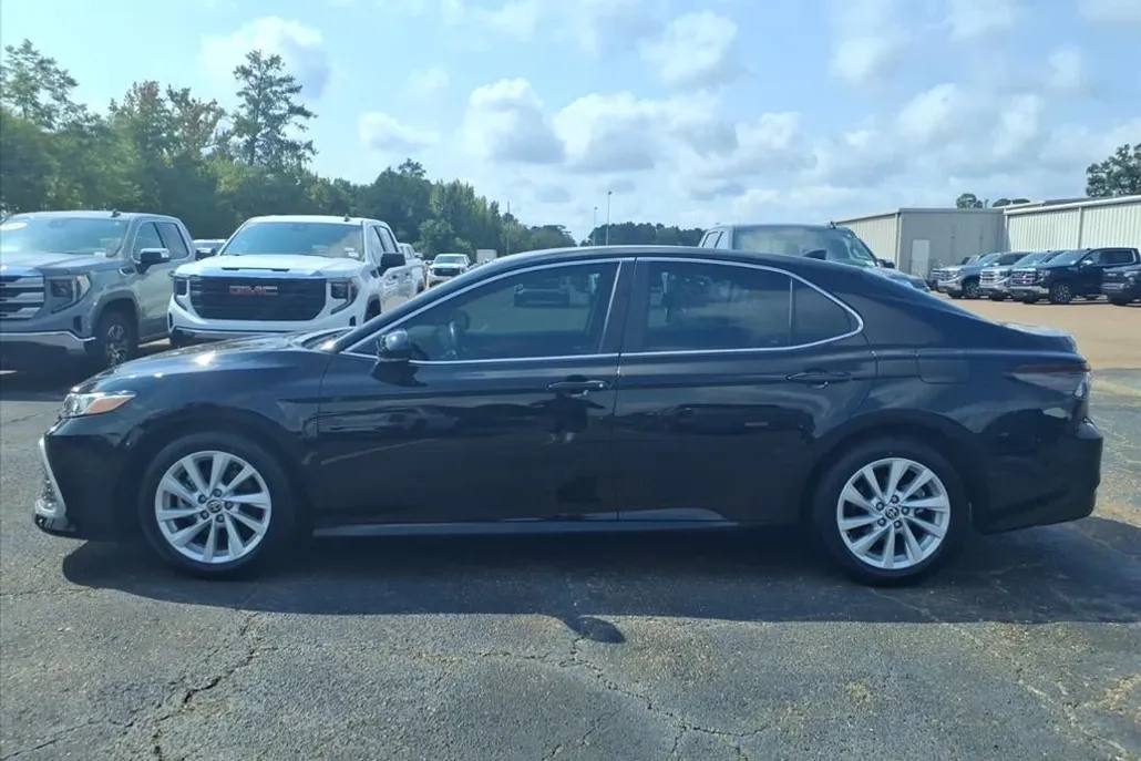 2021 Toyota Camry LE photo 1