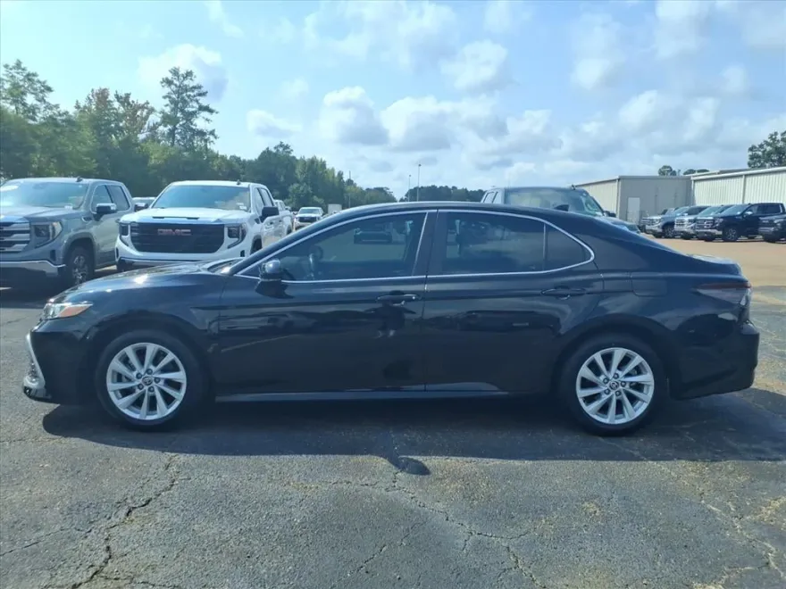 2021 Toyota Camry LE photo 1