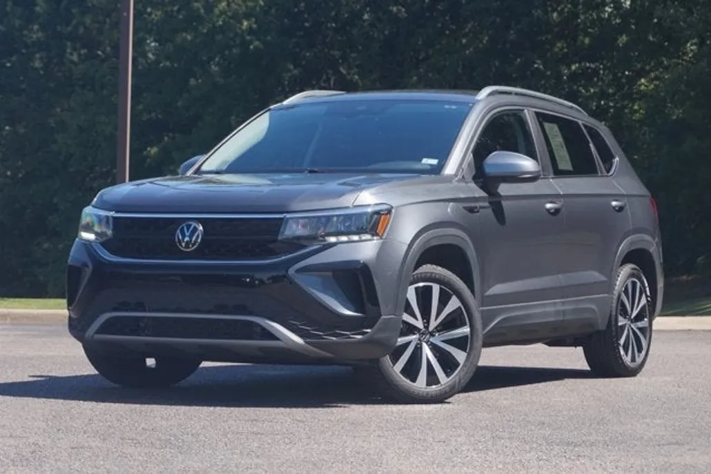 2024 Volkswagen Taos SE photo 1