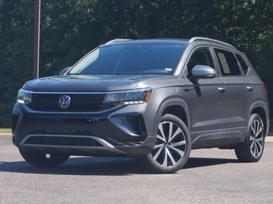 2024 Volkswagen Taos SE photo 1