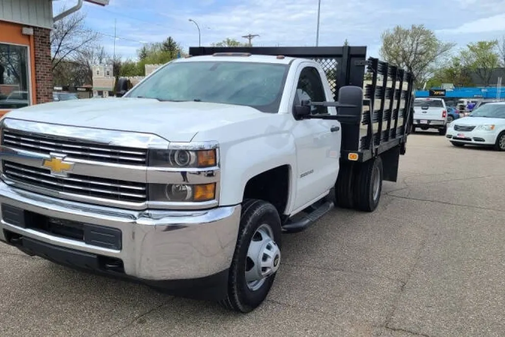2016 Chevrolet Silverado photo 1
