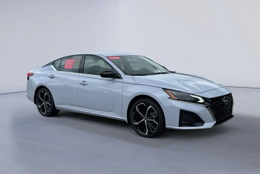 2025 Nissan Altima 2.5 SR photo 1