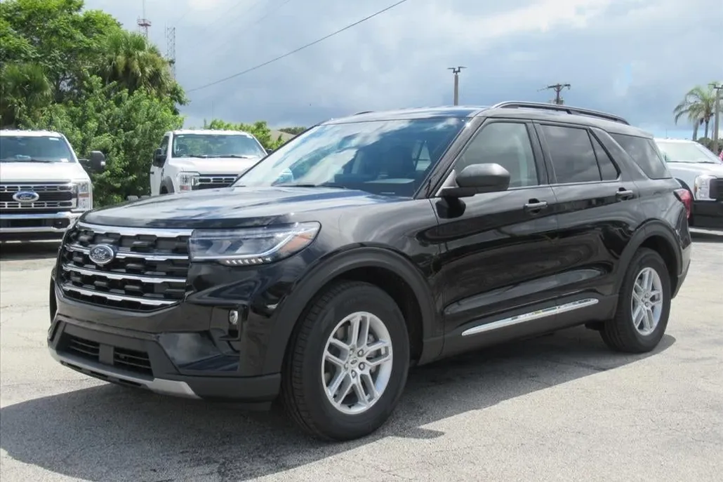 2025 Ford Explorer photo 1