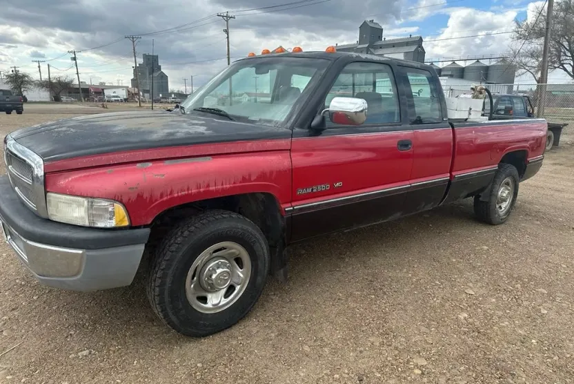 1996 Dodge Ram ST photo 1