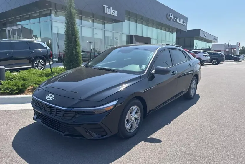 2025 Hyundai Elantra SE photo 1