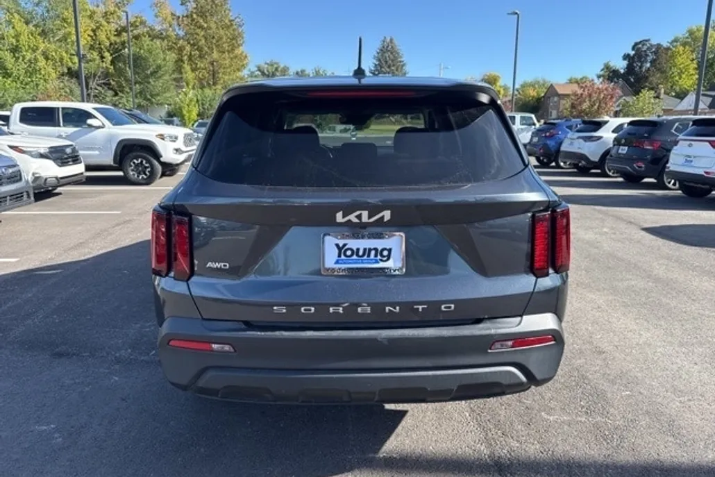 2022 Kia Sorento LX photo 1