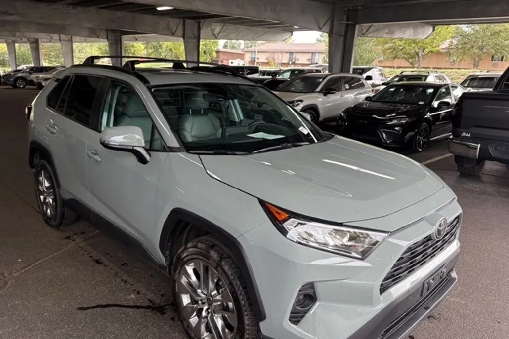 2021 Toyota RAV4 XLE Premium photo 1