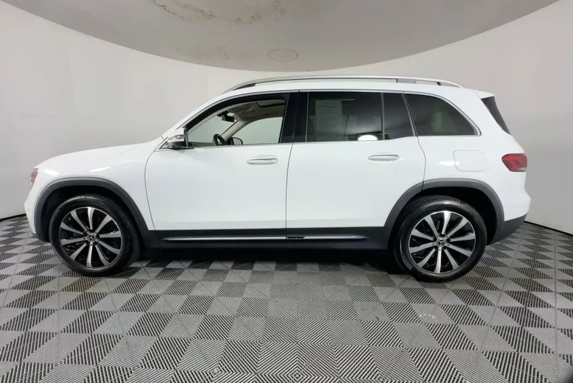 2023 Mercedes Benz GLB 250 photo 1