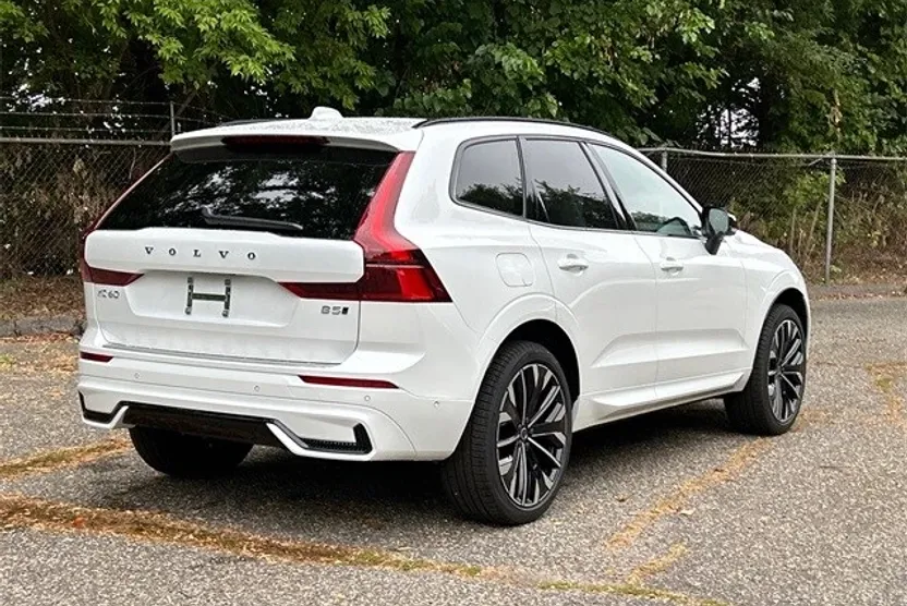 2026 Volvo XC60 B5 photo 1