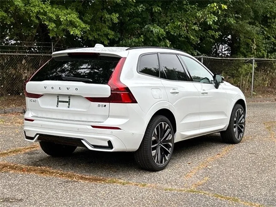 2026 Volvo XC60 B5 photo 1