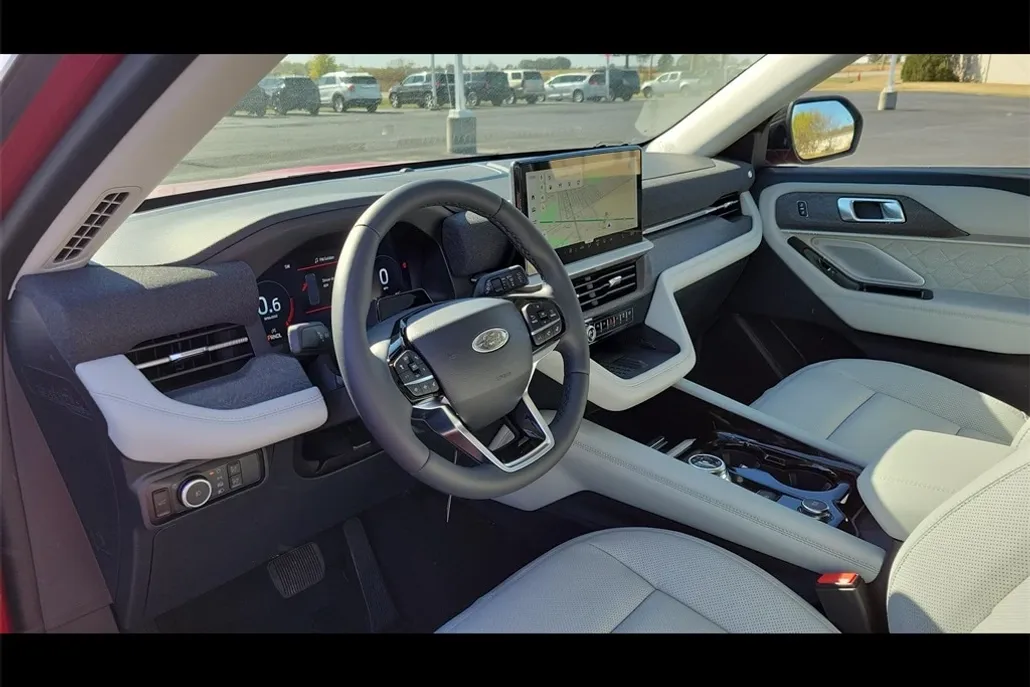 2025 Ford Explorer Platinum photo 1