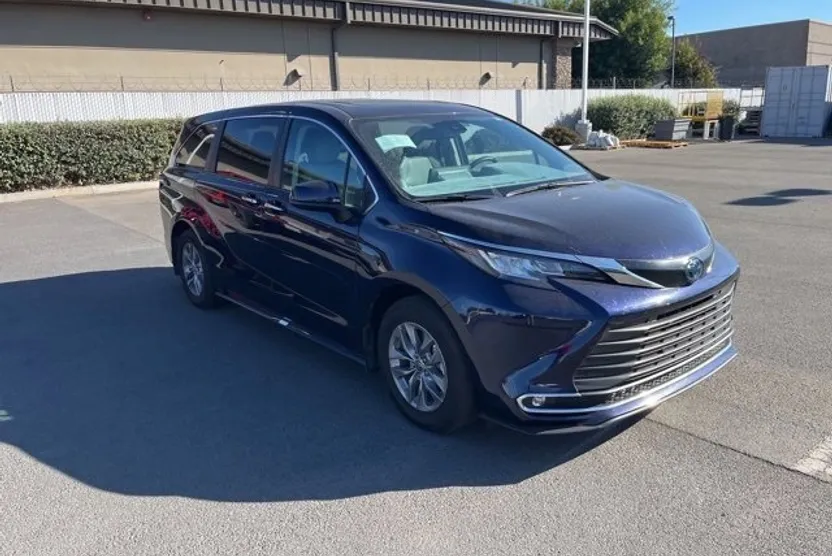 2022 Toyota Sienna XLE photo 1