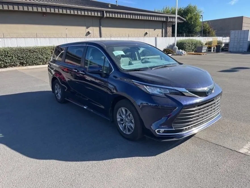 2022 Toyota Sienna XLE photo 1