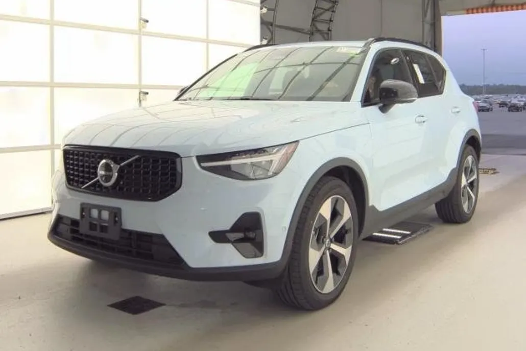 2025 Volvo XC40 Plus photo 1