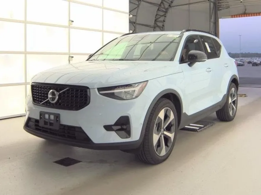 2025 Volvo XC40 Plus photo 1