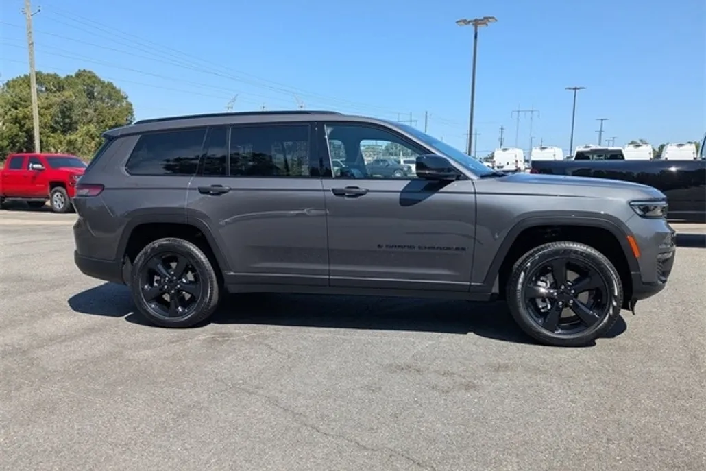 2025 Jeep Grand Cherokee Limited Sport photo 1