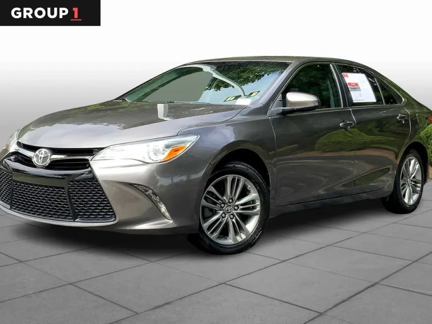 2016 Toyota Camry SE photo 1