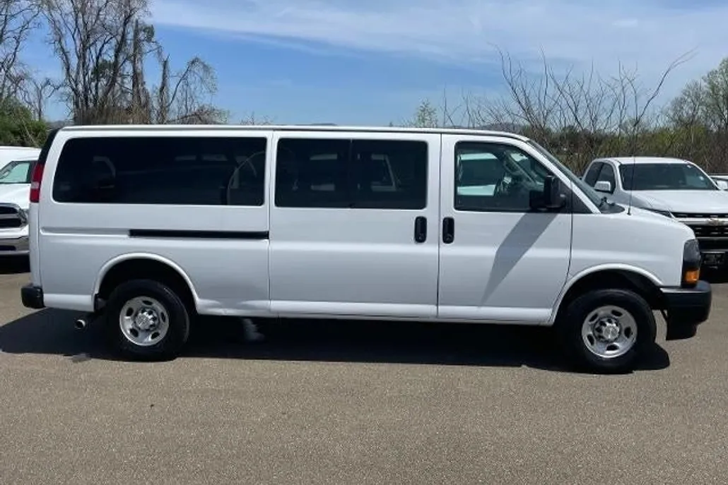 2022 Chevrolet Express Passenger 3500 photo 1