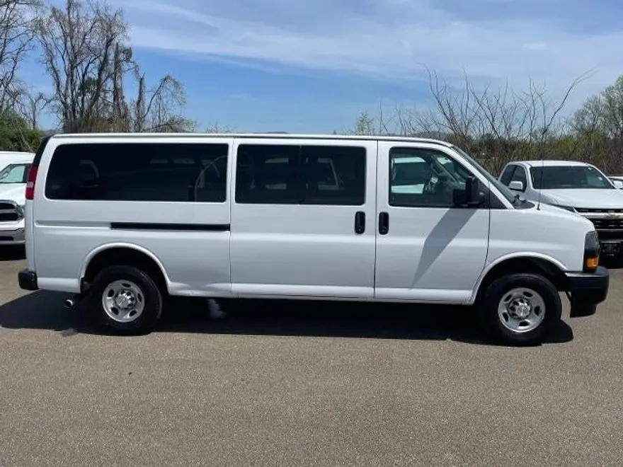 2022 Chevrolet Express Passenger 3500 photo 1