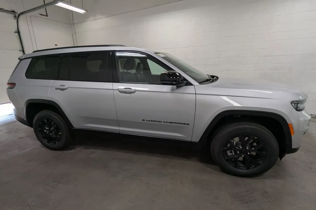 2025 Jeep Grand Cherokee Altitude photo 1