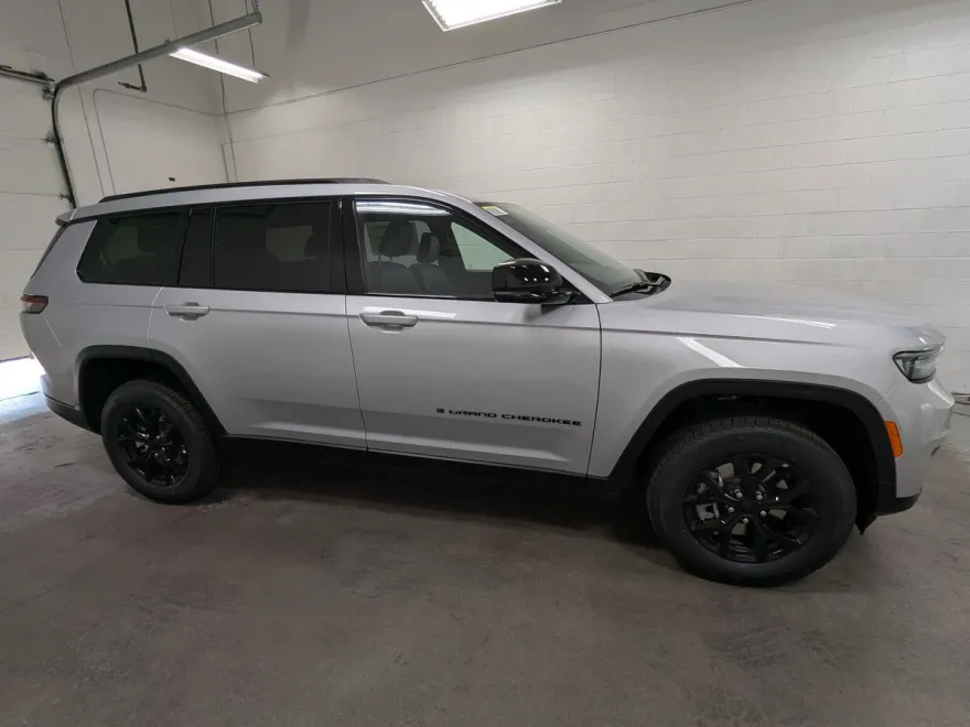 2025 Jeep Grand Cherokee Altitude photo 1