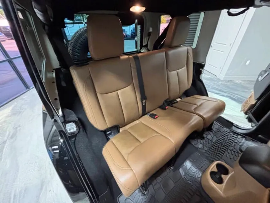 2014 Jeep Wrangler Unlimited Sahara photo 1