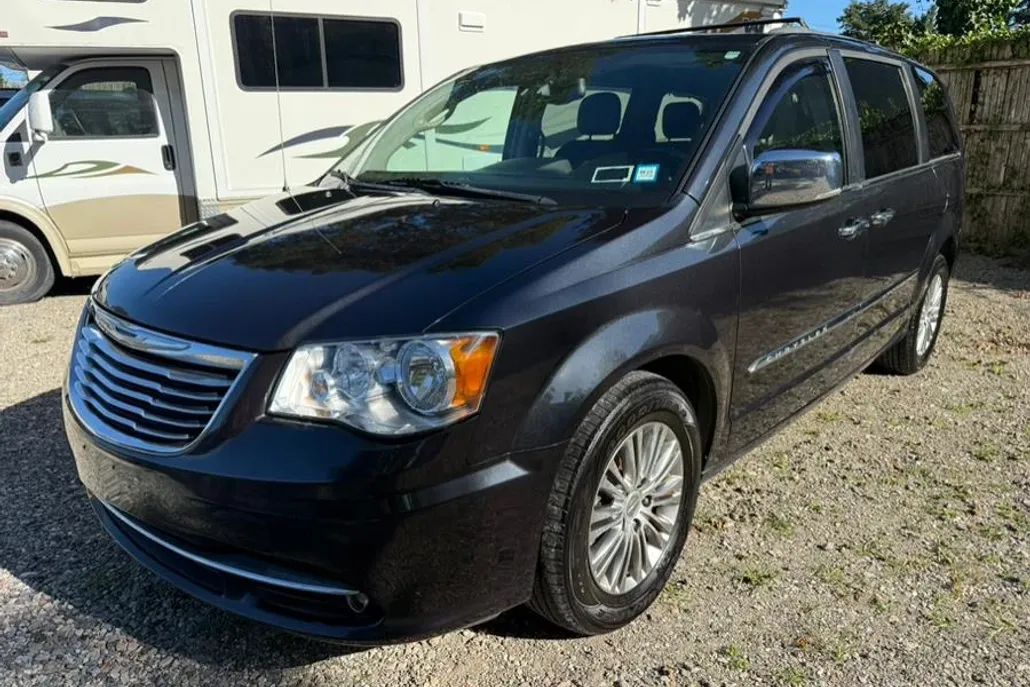 2013 Chrysler Town & Country photo 1