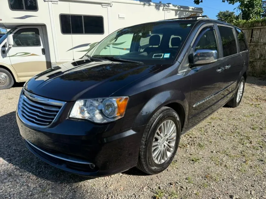 2013 Chrysler Town & Country photo 1