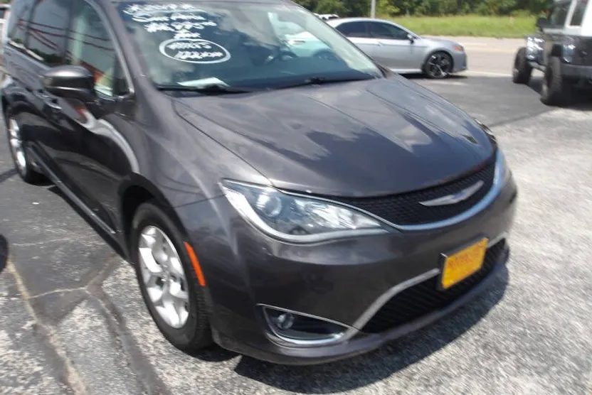 2019 Chrysler Pacifica Touring Plus photo 1