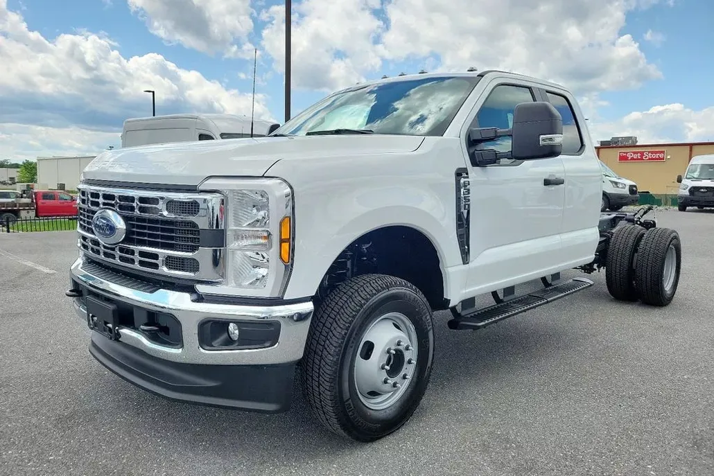2024 Ford F-350 photo 1