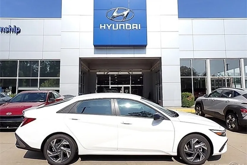 2025 Hyundai Elantra SEL Sport photo 1