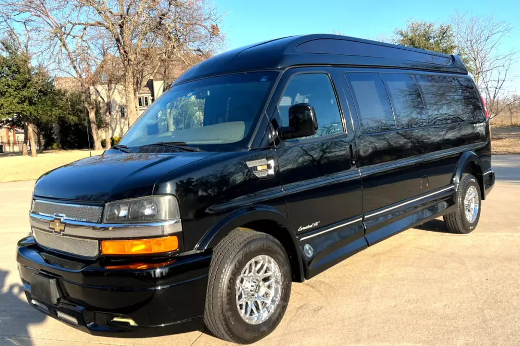 2017 Chevrolet Express 2500 Passenger photo 1