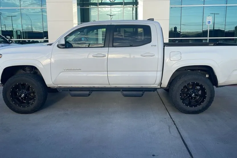 2020 Toyota Tacoma SR5 photo 1