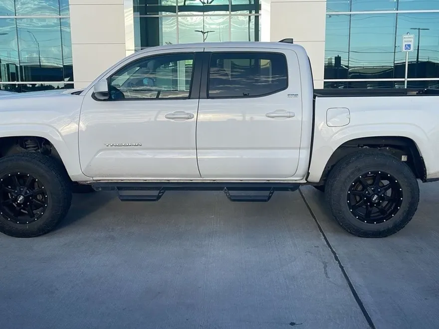 2020 Toyota Tacoma SR5 photo 1