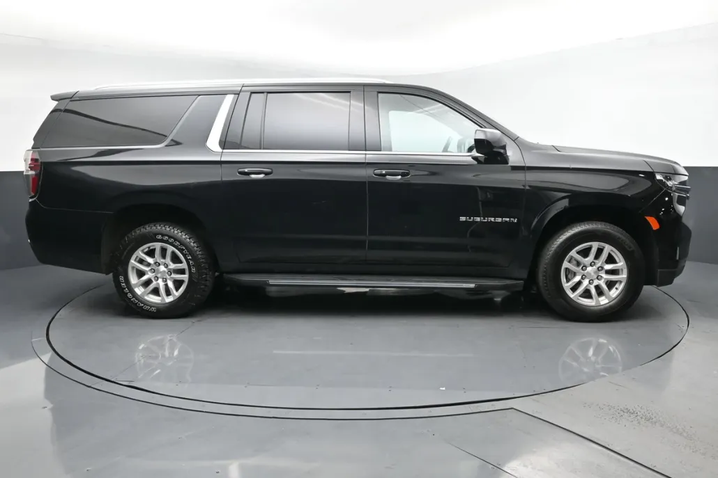 2024 Chevrolet Suburban LT photo 1