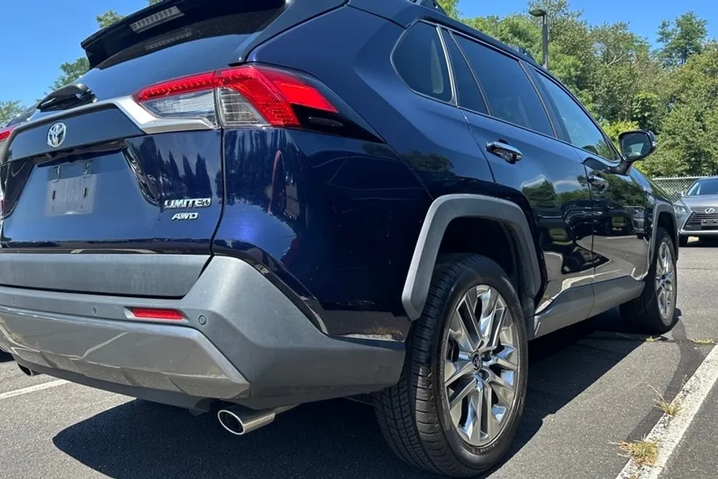 2019 Toyota RAV4 Limited photo 1