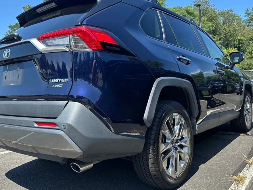 2019 Toyota RAV4 Limited photo 1