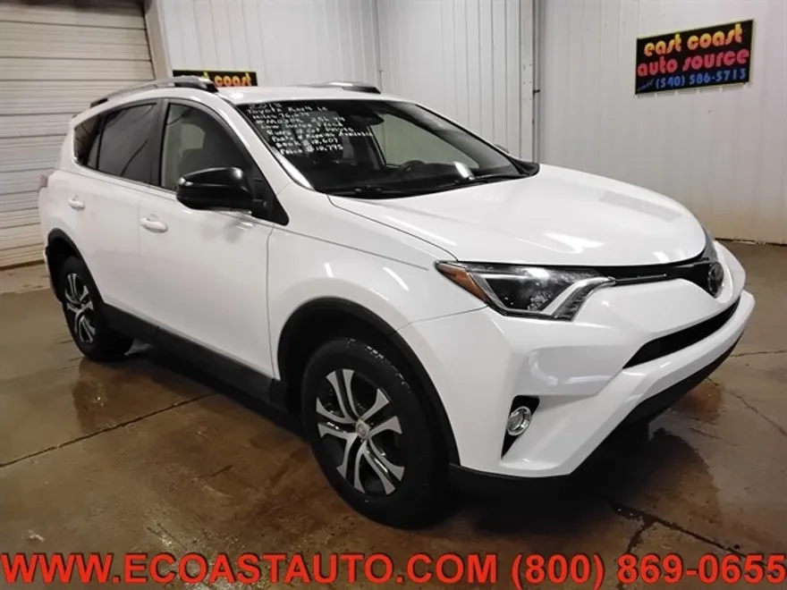 2018 Toyota RAV4 LE photo 1