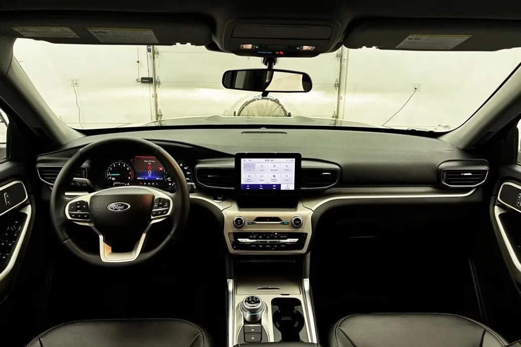 2023 Ford Explorer XLT photo 1